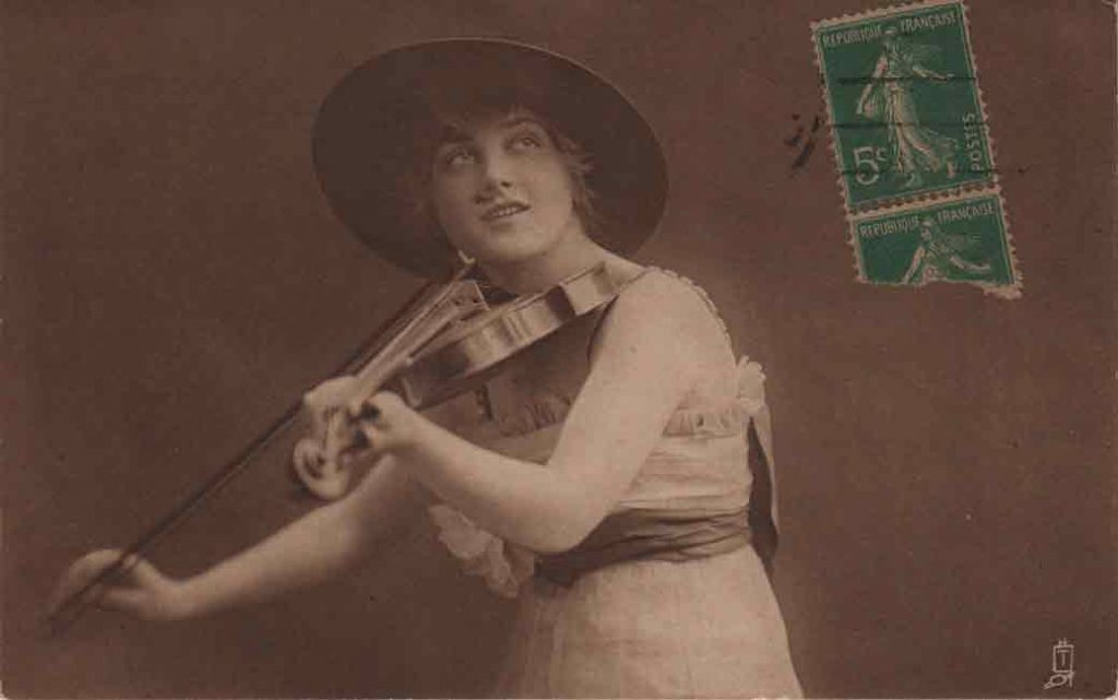 Indexation : Une violoniste##Légende : A sweet musician##Editeur : Tuck’s post card, Carbonette n° 4560##Epoque : Ancienne##Date : 1918 (manuscrit)##Propriété : Série03,01-mdv