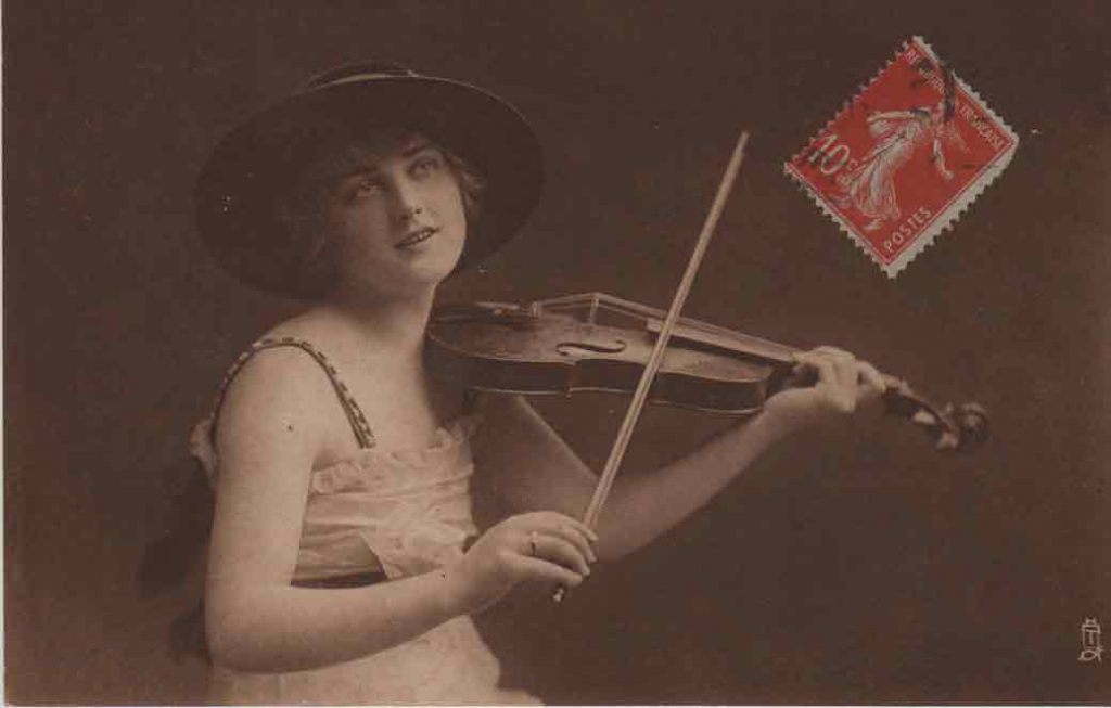 Indexation : Une violoniste##Légende : A sweet musician##Editeur : Tuck’s post card, Carbonette n° 4560##Epoque : Ancienne##Date : 1918 (manuscrit)##Propriété : Série03,02-mdv