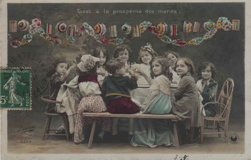 Indexation : Noce enfantine##Légende : Toast à la prospérité des mariés.##Photo : Sazerac##Editeur : Croissant Paris ##Epoque : Ancienne##Propriété : Série08,03-mdv