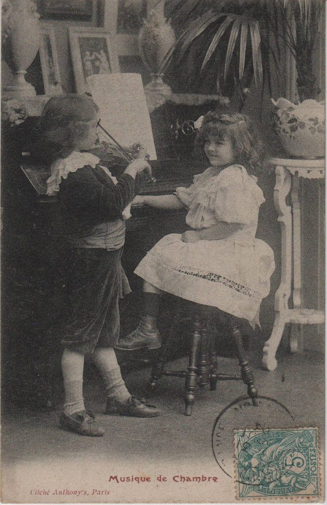 Indexation : Jeune violoniste et fillette##Légende : "Musique de Chambre"##Editeur : Cliché Anthony's, Paris##Date : 1904 (affranchissement)##Epoque : Ancienne##Propriété : Série12,05-mdv