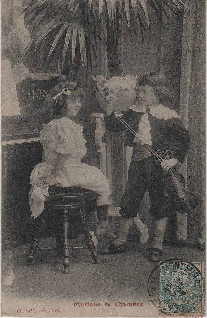 Indexation : Jeune violoniste et fillette##Légende : "Musique de Chambre"##Editeur : Cliché Anthony's, Paris##Date : 1904 (affranchissement)##Epoque : Ancienne##Propriété : Série12,03-mdv