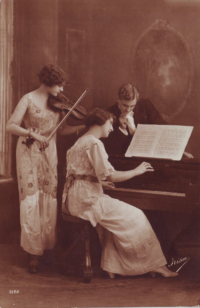 Indexation : Une violoniste, une pianiste et un homme##Editeur : Irisa, 3196##Date : 1919 (affranchissement)##Epoque : Ancienne##Propriété : Série26,02-Roy