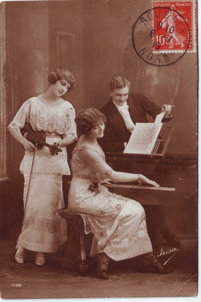 Indexation : Une violoniste, une pianiste et un homme##Editeur : Irisa, 3196##Date : 1919 (affranchissement)##Epoque : Ancienne##Propriété : Série26,01-Roy