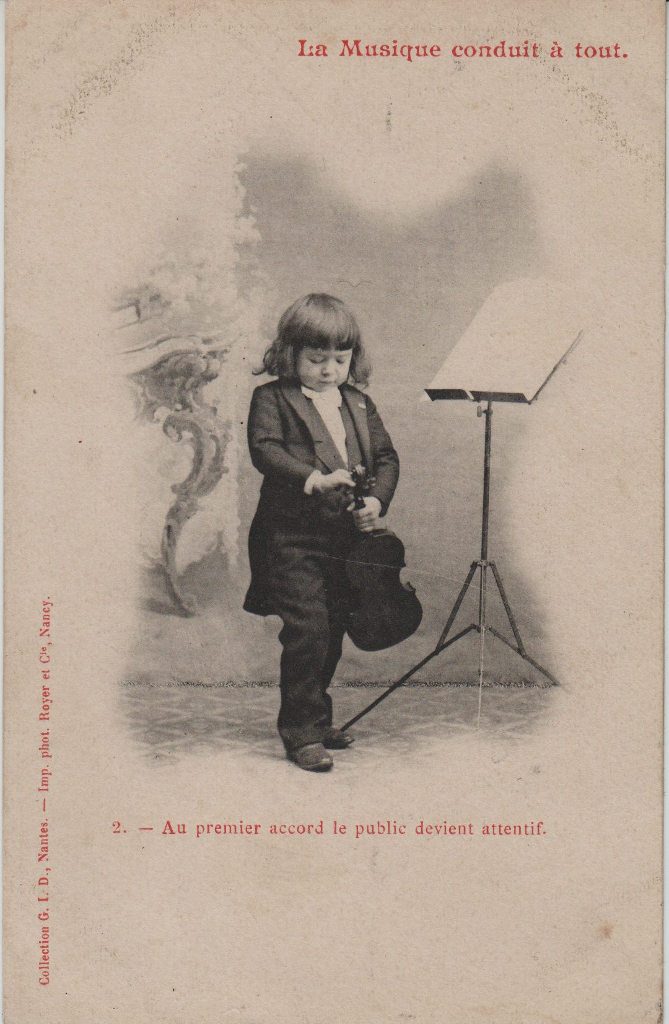 Indexation : Jeune garçon violoniste##Légende : "La musique conduit à tout.##2. Au premier accord le public devient attentif"##Auteur : Phot. royer et Cie, Nancy##Editeur : Coll. GID, Nantes##Epoque : Ancienne##Propriété : Série09,02-mdv