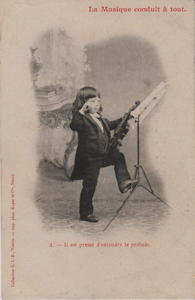 Indexation : Jeune garçon violoniste##Légende : "La musique conduit à tout.##3. Il est pressé d'entendre le prélude."##Auteur : Phot. royer et Cie, Nancy##Editeur : Coll. GID, Nantes##Epoque : Ancienne##Propriété : Série09,03-mdv