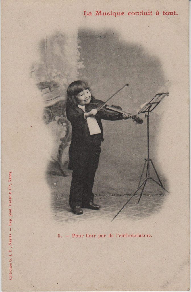 Indexation : Jeune garçon violoniste##Légende : "La musique conduit à tout.##5. Pour finir par de l'enthousiasme"##Auteur : Phot. royer et Cie, Nancy##Editeur : Coll. GID, Nantes##Epoque : Ancienne##Propriété : Série09,04-mdv